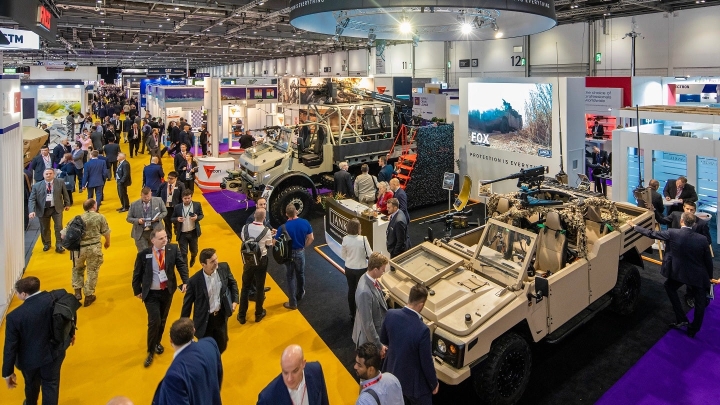 Новая оборонная стратегия Британии: рост на фоне протестов на выставке DSEI